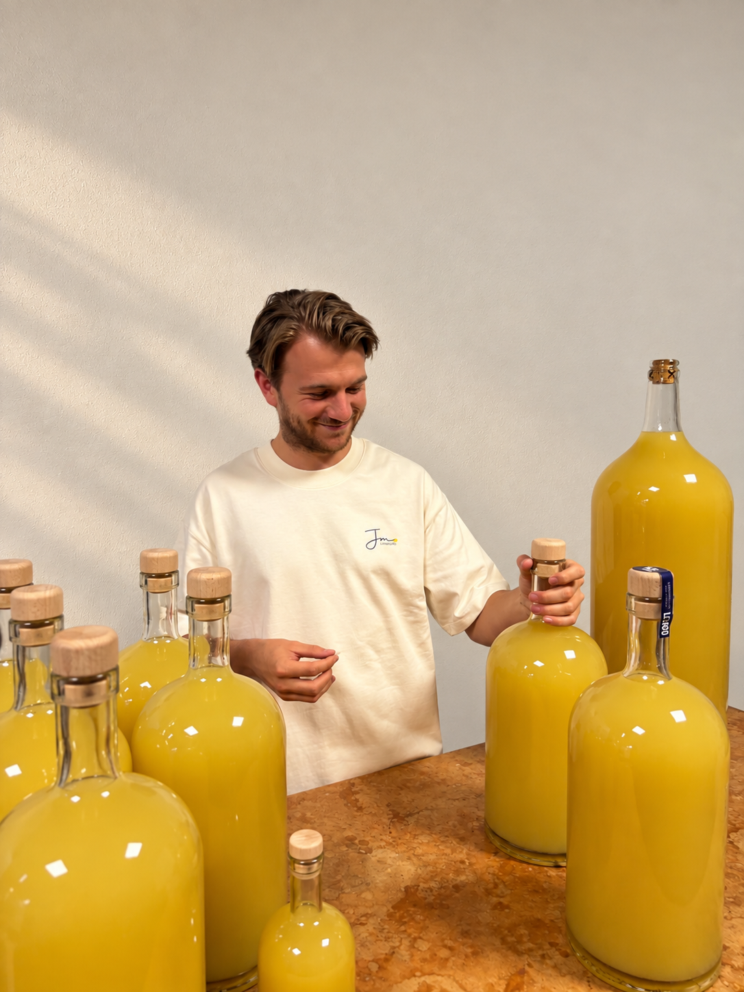 Job tussen flessen limoncello