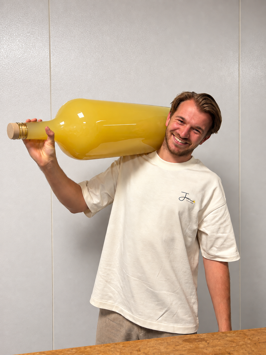 Job van JM Limoncello met een grote fles limoncello